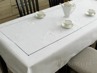 Obrus haftowany ręcznie 135x200