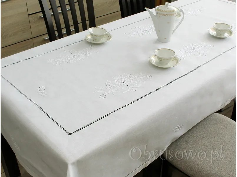 Obrus haftowany ręcznie 135x200