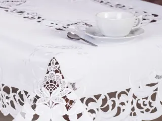 Biały obrus haftowany TINA 140x220