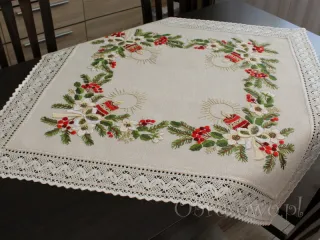 Serweta świąteczna 100x100 z haftem ręcznym i koronką "świece"