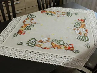 Serweta świąteczna 100x100 z haftem ręcznym i koronką "sanie"