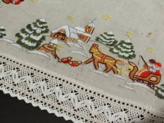 Serweta świąteczna 100x100 z haftem ręcznym i koronką "sanie"