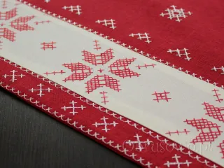 Serweta świąteczna  z haftem krzyżykowym 85x85 biało czerwona