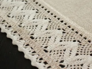 Serweta z haftem ręcznym i koronką "Róże" 100x100