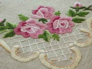 Serweta z haftem ręcznym i koronką "Róże" 100x100