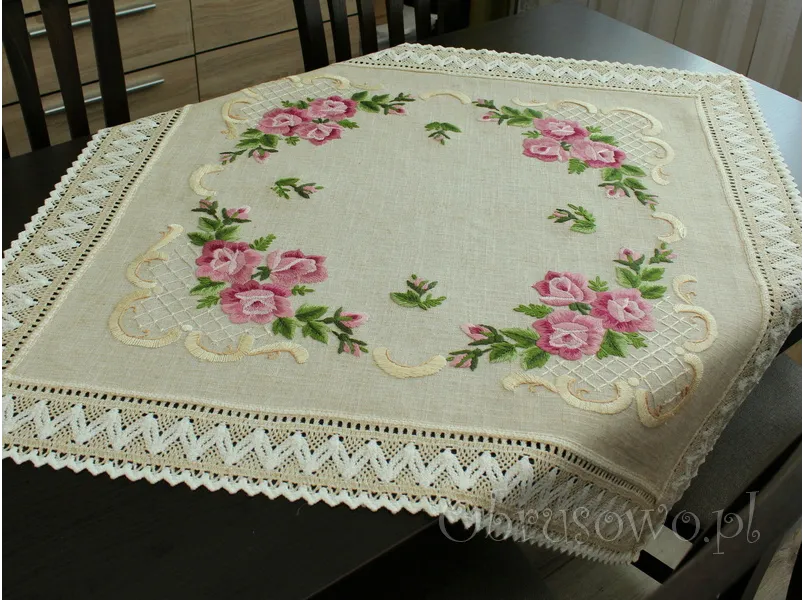 Serweta z haftem ręcznym i koronką "Róże" 100x100
