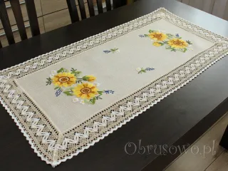 Bieżnik z haftem ręcznym i koronką 
