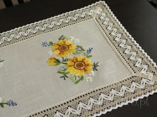 Bieżnik z haftem ręcznym i koronką "Słoneczniki" 50x100