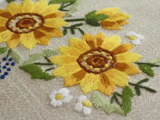 Bieżnik z haftem ręcznym i koronką "Słoneczniki" 50x100