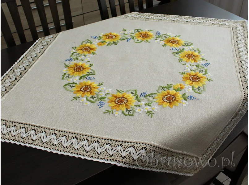 Serweta z haftem ręcznym i koronką "Słoneczniki" 100x100