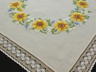 Serweta z haftem ręcznym i koronką "Słoneczniki" 100x100