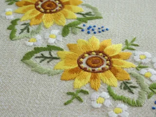 Serweta z haftem ręcznym i koronką "Słoneczniki" 100x100