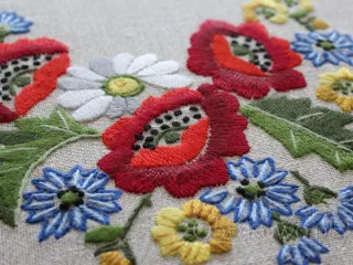 Bieżnik z haftem ręcznym i koronką 45x110 "Maki"