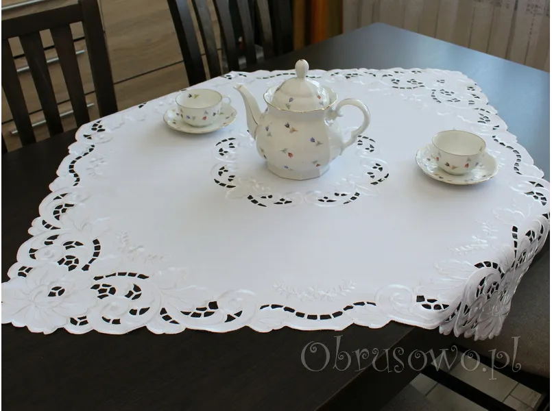 Serweta haftowana "Julita" 85x85 biała