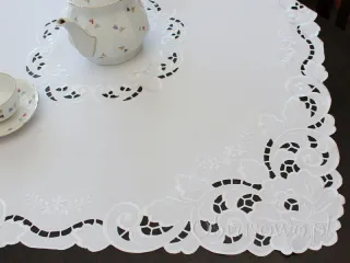 Serweta haftowana "Julita" 85x85 biała