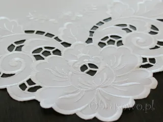 Serweta haftowana "Julita" 85x85 biała