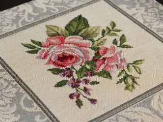 Mała serwetka gobelinowa 23x23 "Róże z szarym"
