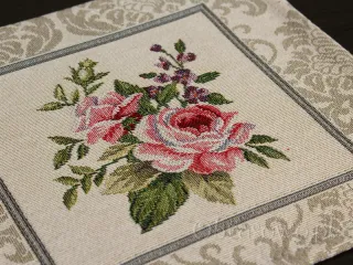 Mała serwetka gobelinowa 23x23 "Róże z beżem"