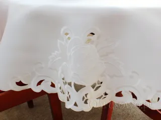 Owalny obrus haftowany 140x220 "Izabel" biały