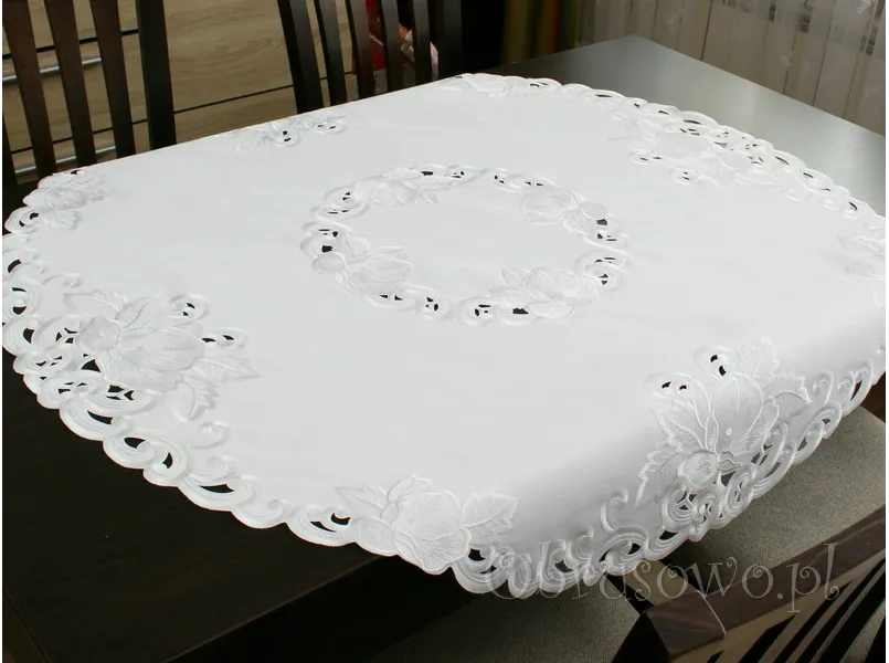 Okrągły obrus haftowany Ø 160 "Izabel" biały