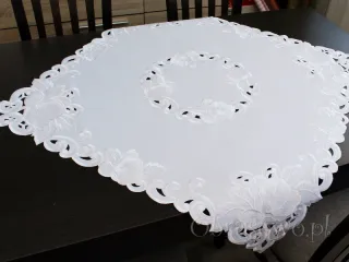 Serweta haftowana 85x85 "Izabel" biała