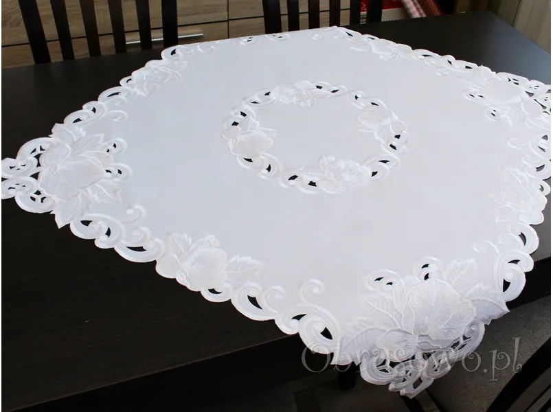 Serweta haftowana 85x85 "Izabel" biała