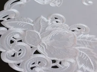 Serweta haftowana "Izabel" Ø 30 biała