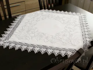 Serweta haftowana z gipiurą 85x85 biała