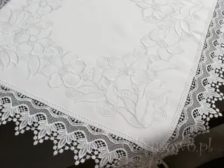 Serweta haftowana z gipiurą 85x85 biała