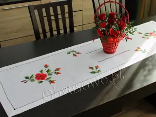 Ręcznie haftowany bieżnik "Czerwone Róże" 40x120