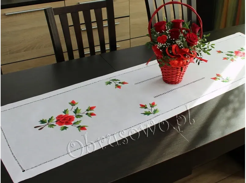 Ręcznie haftowany bieżnik "Czerwone Róże" 40x120