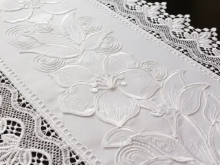 Bieżnik haftowany z gipiurą 40x85 biały