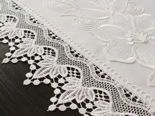 Bieżnik haftowany z gipiurą 40x85 biały