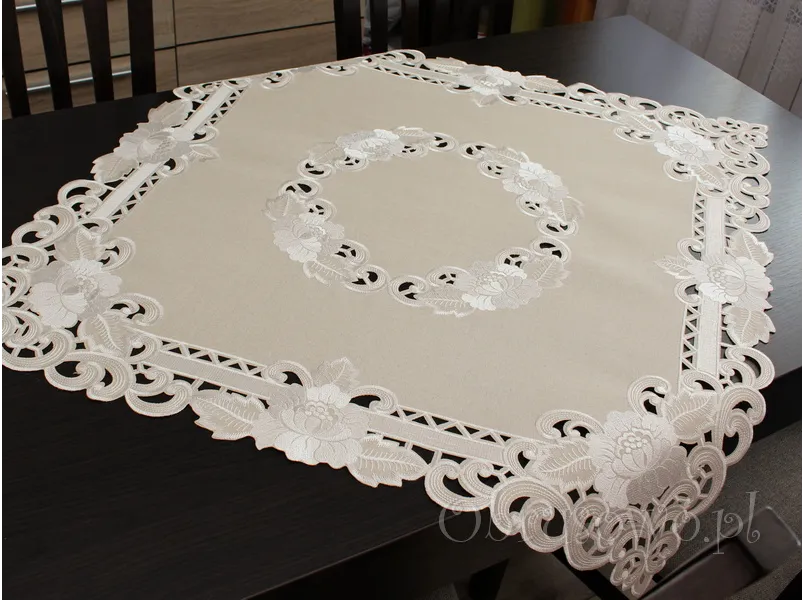 Serweta haftowana 85x85 "Róża richelieu" beż
