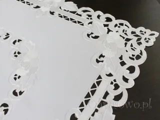 Serweta haftowana 110x110 "Róża richelieu" biała