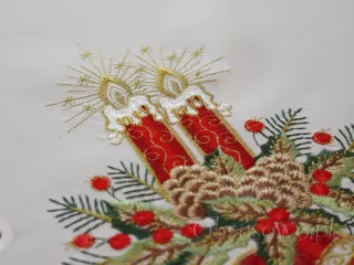 Serweta świąteczna haftowana 85x85 "Świece na białym"