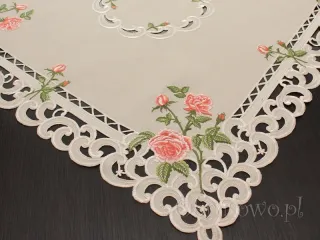 Serweta haftowana 110x110 "róża na beżu"