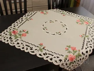 Serweta haftowana 110x110 "róża na beżu"