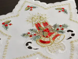 Serweta świąteczna haftowana Ø 30 "Świece na białym"