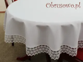 Owalny obrus z koronką gipiurową