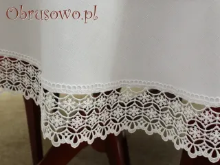 Owalny obrus z koronką gipiurową