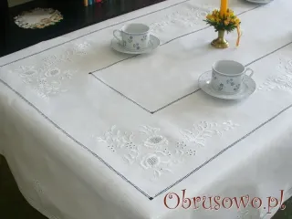 Obrus haftowany ręcznie 