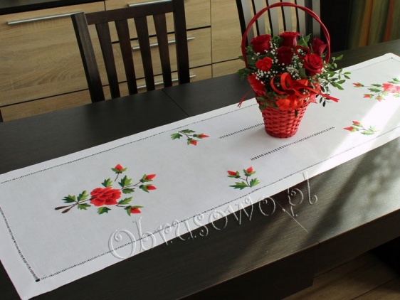 Ręcznie haftowany bieżnik "Czerwone Róże" 40x160