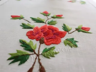 Ręcznie haftowany bieżnik "Czerwone Róże" 40x100