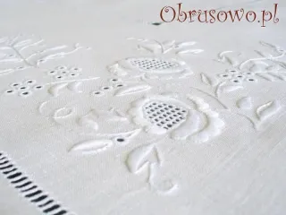 Obrus haftowany ręcznie "Dzika Róża" 140x220