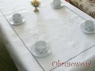 Obrus haftowany ręcznie 